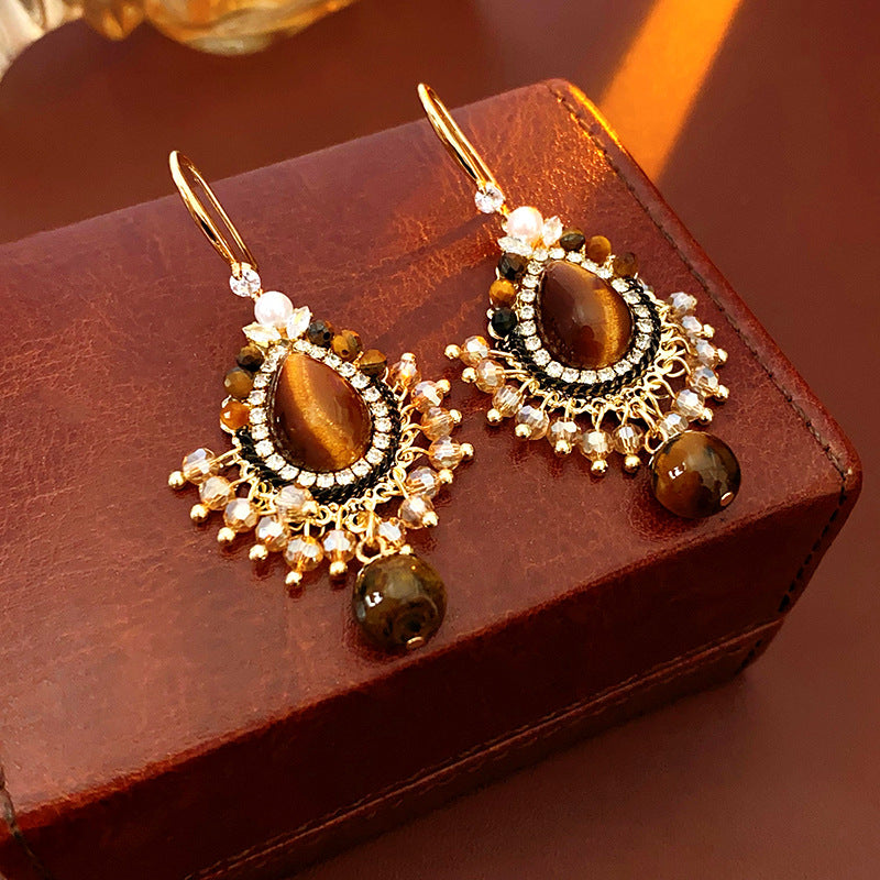 Orecchini Geometrici Vintage Chic con Intarsio in Zirconia Cubica, Base in Lega e Ganci in Acciaio Inossidabile, con Accenti in Pietra di Vetro Tonda e Ovale Effetto Perla