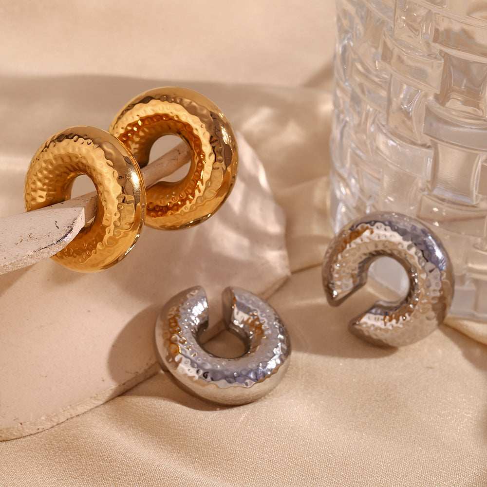 Orecchini a clip minimalisti geometrici in acciaio inossidabile placcati oro 18K e texture martellata da donna