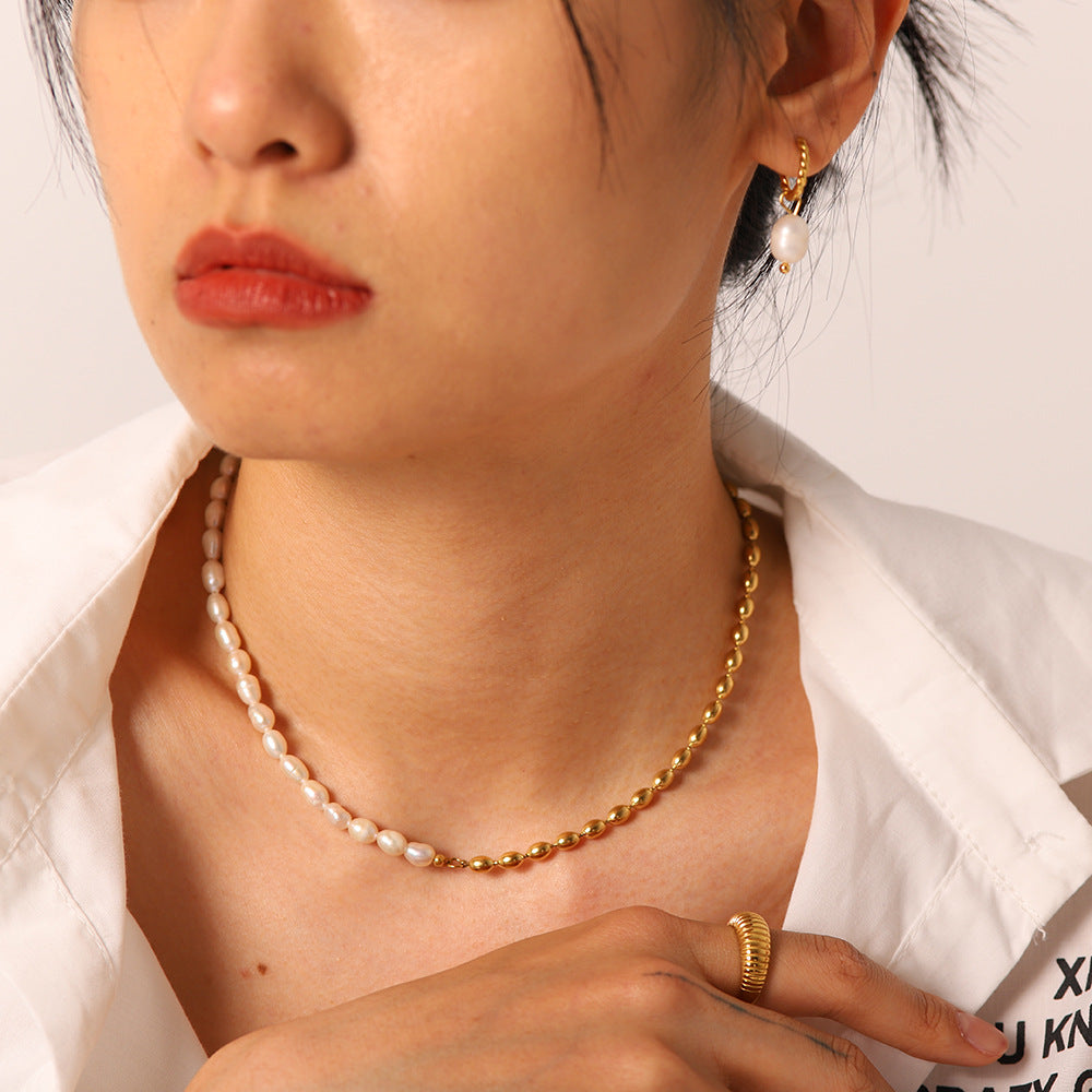 Collana Corta Minimalista in Acciaio Inossidabile con Ciondolo a Mezza Perla d'Acqua Dolce e Mezza Sfera Placcata Oro 18K, con Motivi a Nappa, Nota Musicale e Stella.