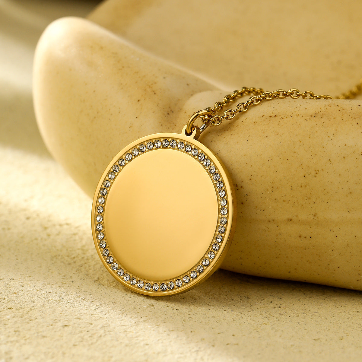 Collar de acero de titanio minimalista con incrustaciones de diamantes de imitación redondos y en forma de corazón para mujer con acabado chapado