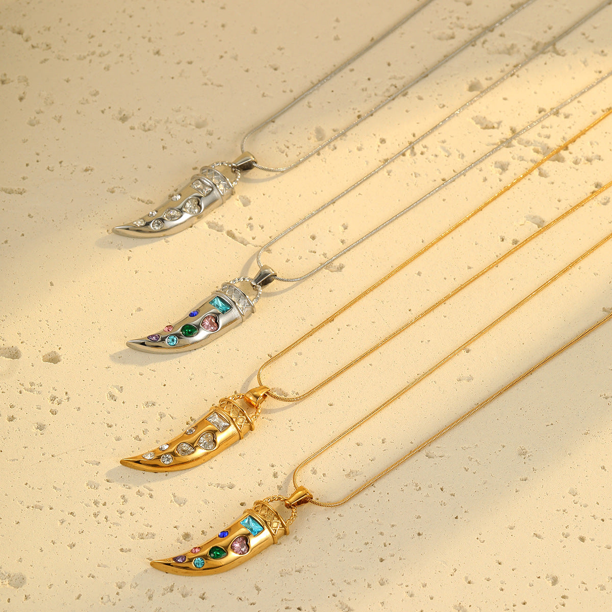 Collana con ciondolo a corno geometrico alla moda in acciaio inossidabile con intarsio di zirconi colorati da donna, catena ipoallergenica placcata per clavicola