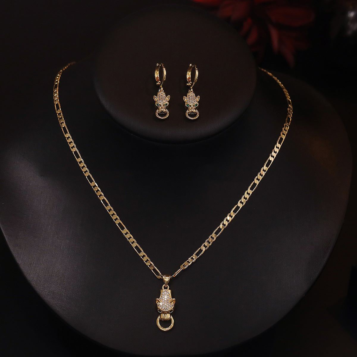 Set di collana con ciondolo e orecchini minimalisti a forma di leopardo da donna in ottone placcato oro con intarsio di zirconi