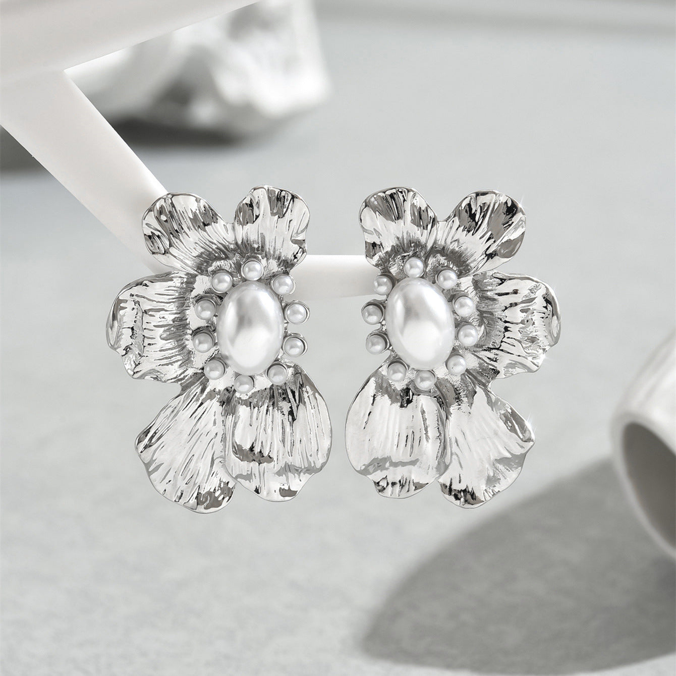 Orecchini in Lega a Design Floreale di Lusso con Intarsio di Perle da Donna, Perno in Acciaio Inossidabile, Accessorio Moda Elegante