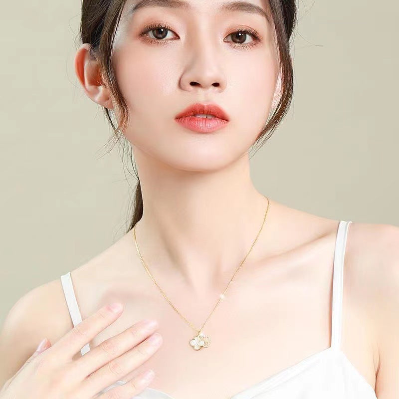 Minimalist Clover-Shaped Mother-of-Pearl Pendant Necklace for Women in Titanium Steel with Plated Finish