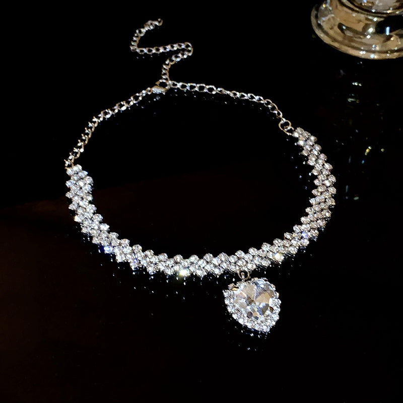 Collana con pendente a cuore a goccia in stile lusso con intarsio in strass in acciaio al titanio su catena in rame da donna