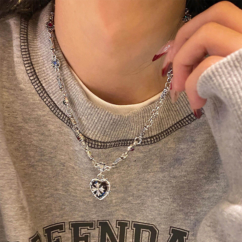Collana a forma di cuore con strass intarsiati, dolce e audace, per donna, catena alla clavicola alla moda con ciondolo in lega