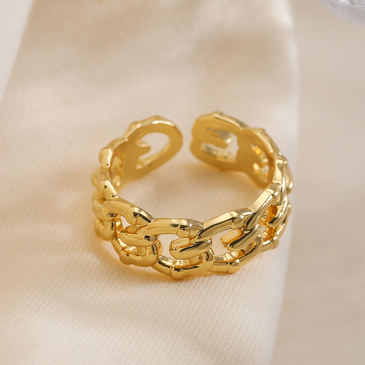 Anello Aperto Geometrico Minimalista da Donna in Ottone Placcato Oro con Design a Intaglio Irregolare