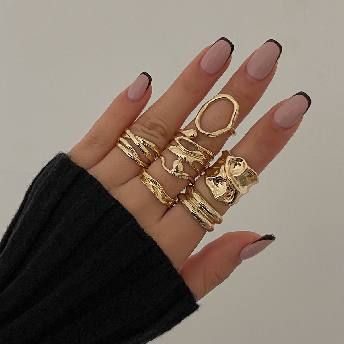 Anello Aperto Minimalista Geometrico in Lega con Design a Linea Fluida e Finitura Placcata da Donna