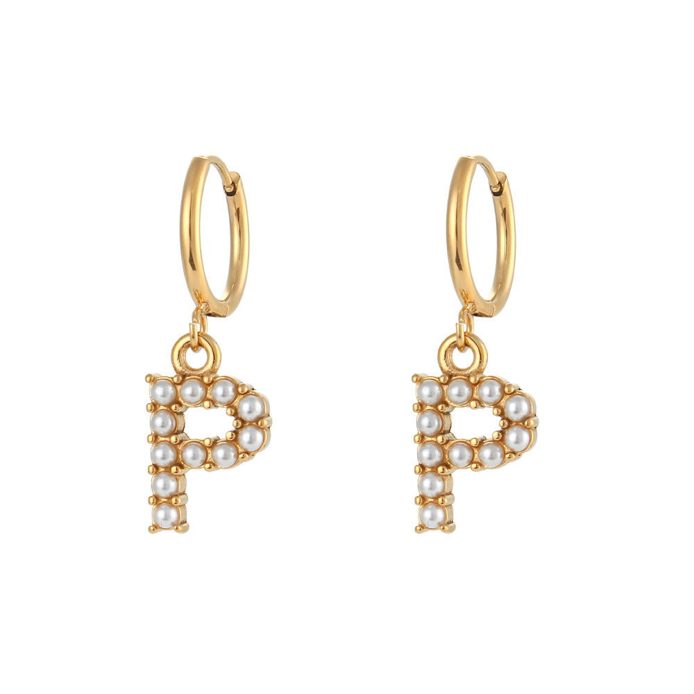 Orecchini a perno a forma di lettera dal design minimalista per donna in acciaio inossidabile con placcatura in oro 18 carati e dettagli in perle