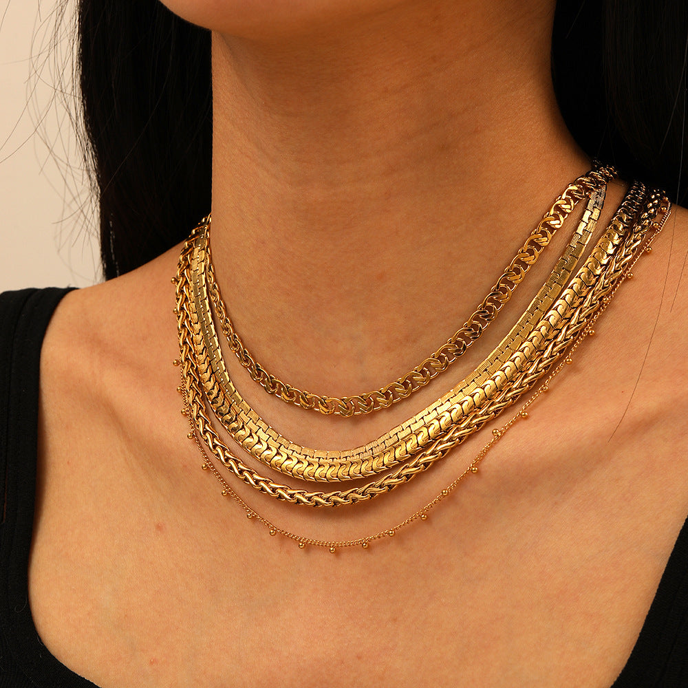 Collana con pendente geometrico minimalista da donna con design a intaglio, catena in acciaio inossidabile e finitura placcata sottovuoto in oro 18 carati