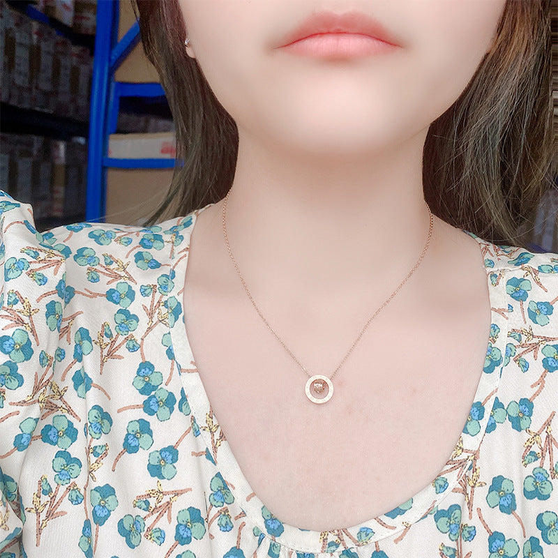 Collana Pendente Minimalista con Numeri Romani per Donne e Uomini in Acciaio Titanio con Placcatura in Oro, Delicata Catena per Clavicole
