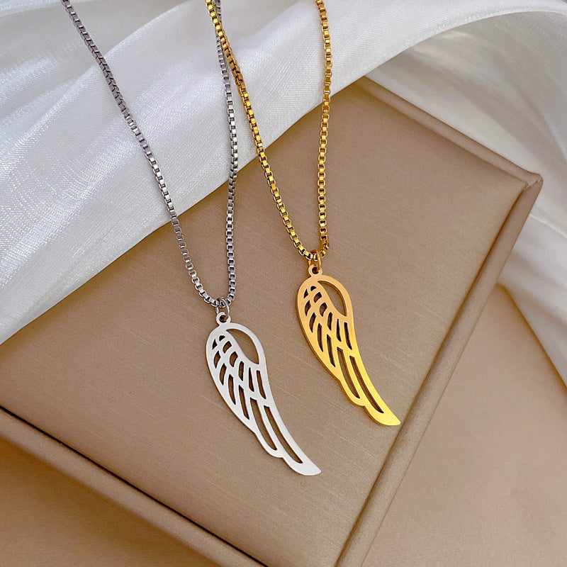 Collana con Pendente ad Ala Vuota Geometrica Minimalista da Donna in Acciaio al Titanio con Placcatura in Oro