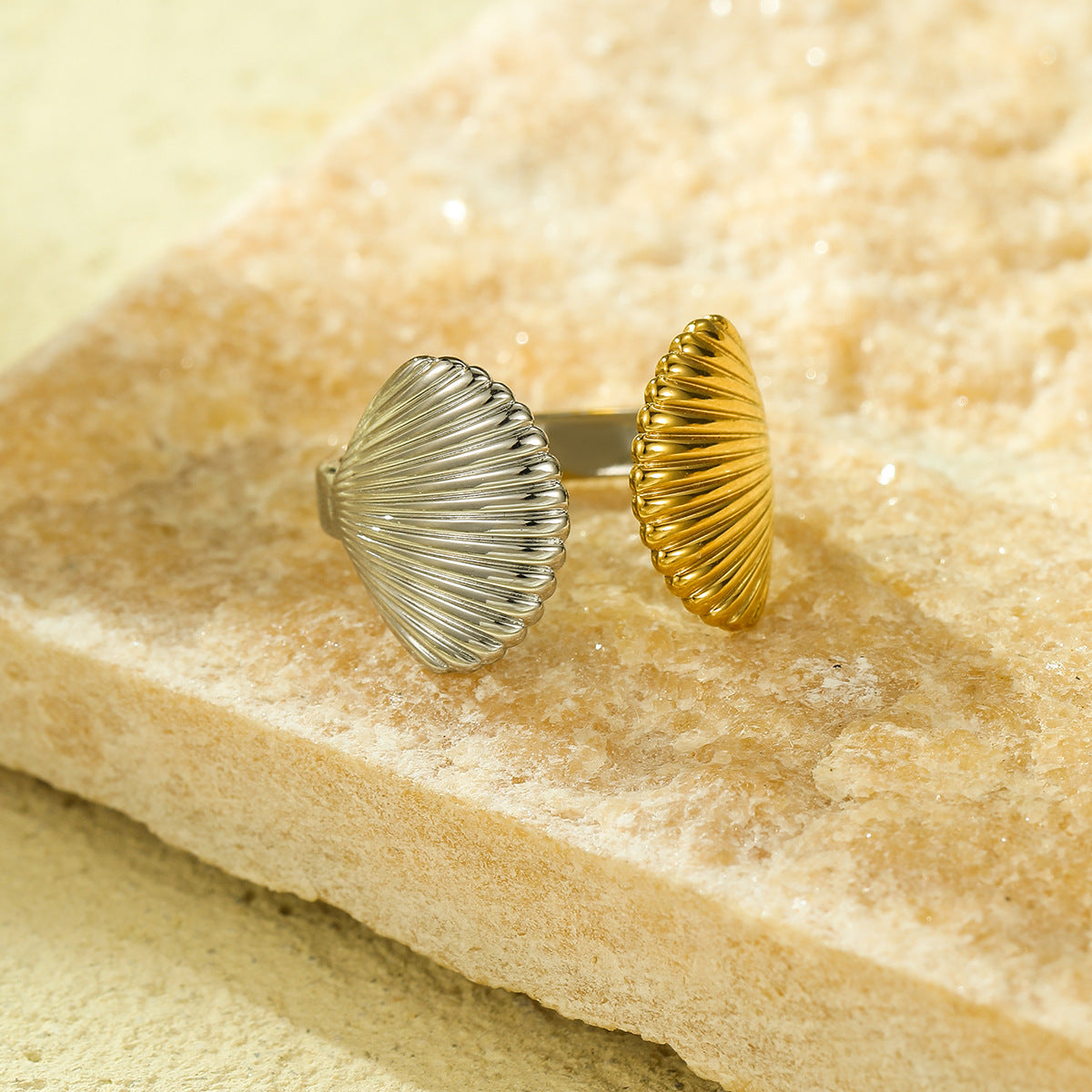Juego de pulsera y anillo abierto de acero titanio minimalista, inspirado en el océano, con diseño de estrella de mar y vieira con baño de oro.