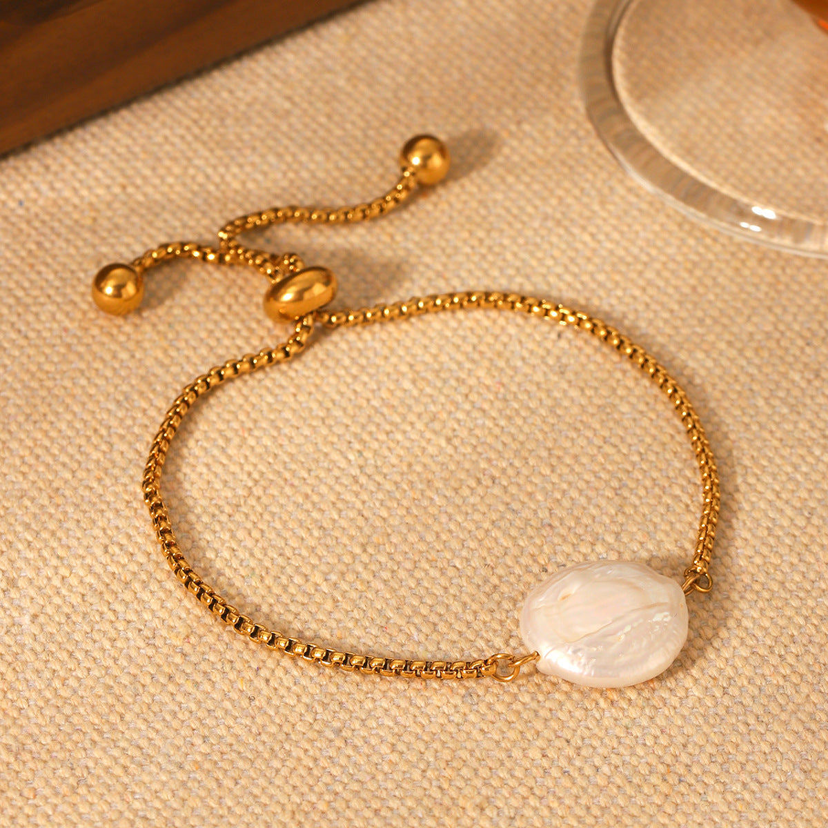 Bracciale con ciondolo minimalista geometrico con perla d'acqua dolce in acciaio inossidabile con finitura placcata, catena a maglie regolabile