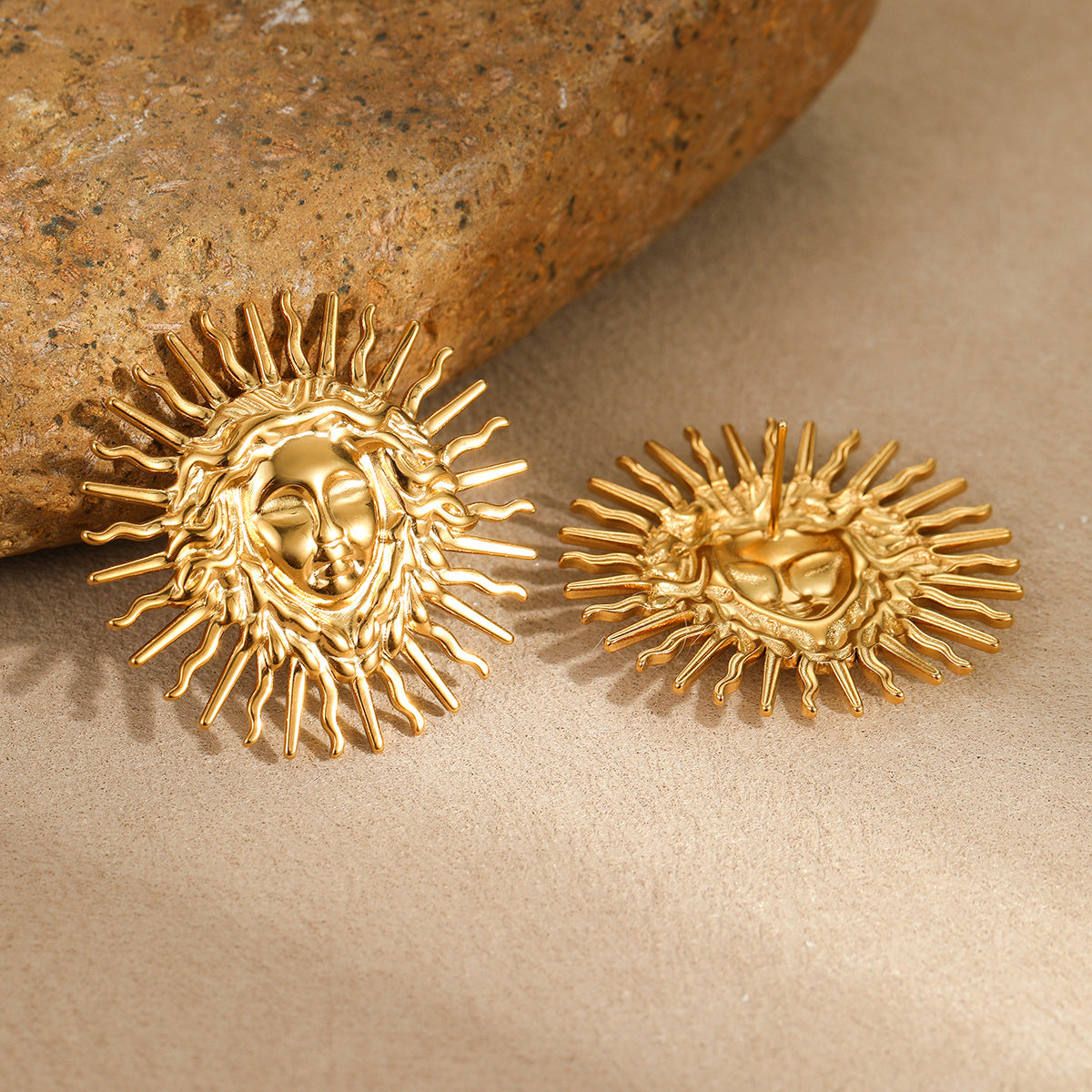 Pendientes de tuerca geométricos vintage Diosa del Sol en acero inoxidable con baño de oro para mujer