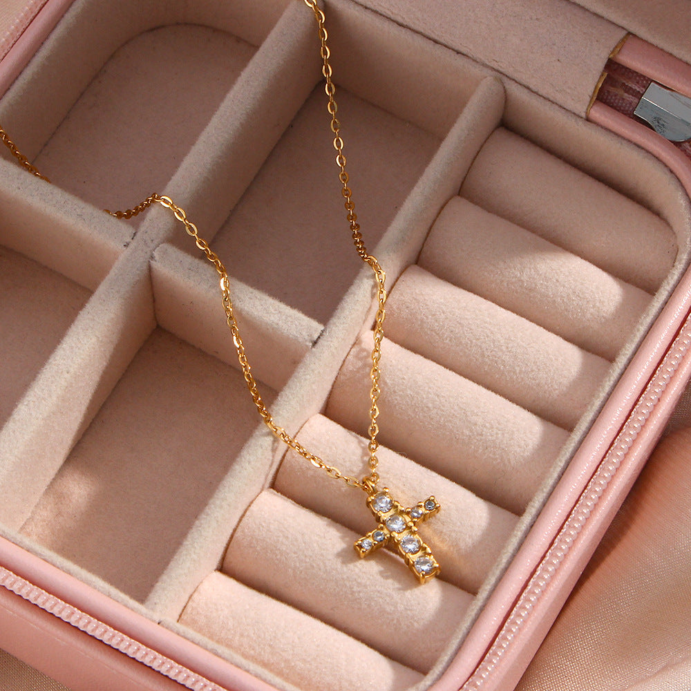 Collar con colgante de cruz de acero inoxidable geométrico minimalista con baño de oro de 18 quilates e incrustaciones de mini circonitas