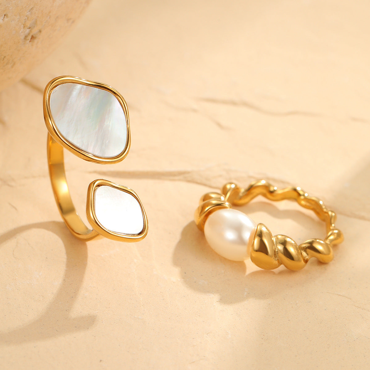Anello Minimalista Geometrico in Acciaio Inossidabile con Madreperla Bianca, Placcatura in Oro 18K e Design Intrecciato Irregolare