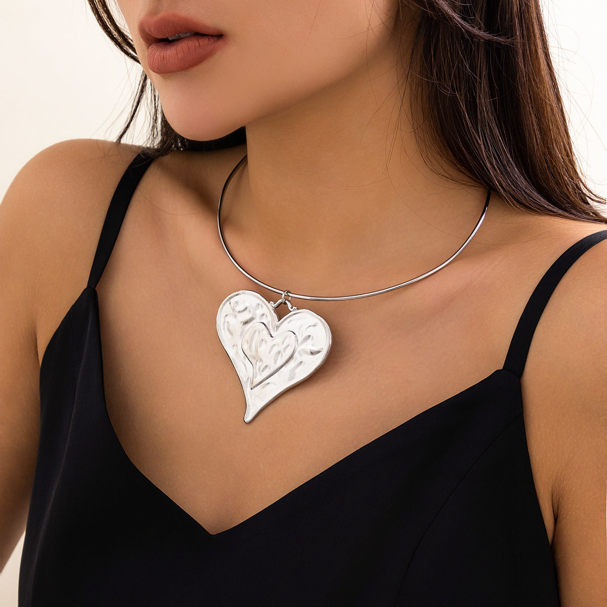 Collana Girocollo Minimalista da Donna a Cuore in Lega con Accenti Geometrici e Finitura in Metallo Testurizzato