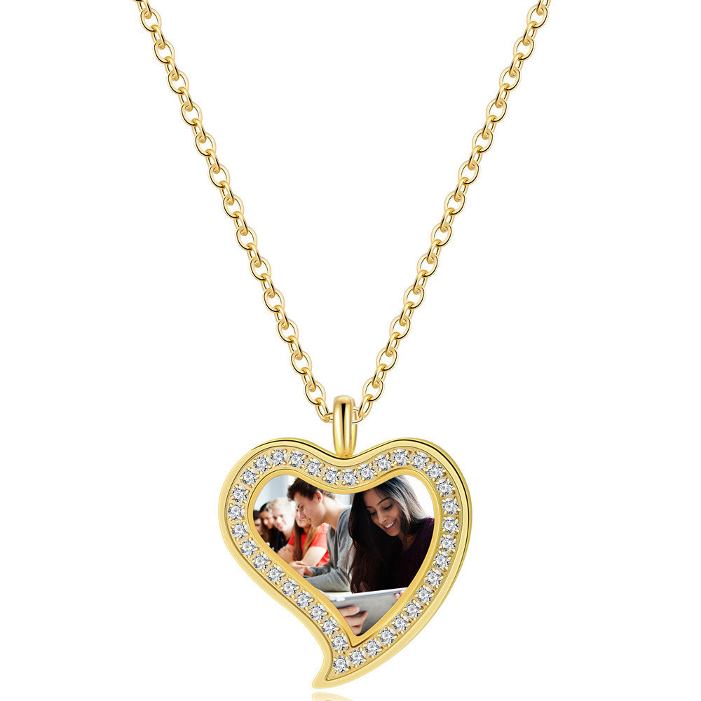 Collana da donna minimalista placcata oro 18K con ciondolo a forma di cuore geometrico in acciaio inossidabile e barretta con zirconi cubici