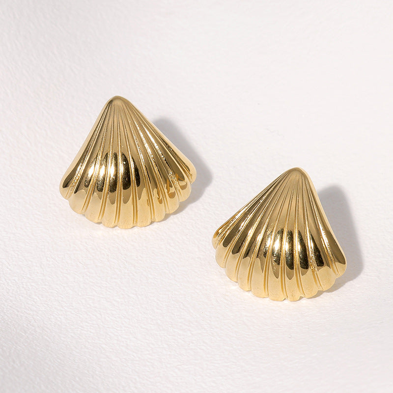 Orecchini a perno geometrici minimalisti in acciaio inossidabile placcati oro 18 carati, acciaio al titanio ipoallergenico, con accento a cuore, finitura elegante di lusso retrò