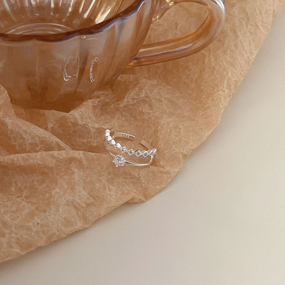 Anello in zircone in argento Sterling 925 a forma di cuore minimalista con accento quadrato smussato
