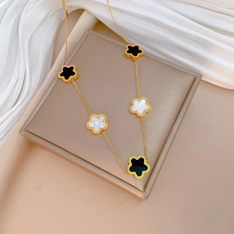 Collana con Pendente a Fiore a Cinque Petali in Acciaio al Titanio Minimalista da Donna con Finitura Placcata Oro e Delicato Design a Catena Clavicolare
