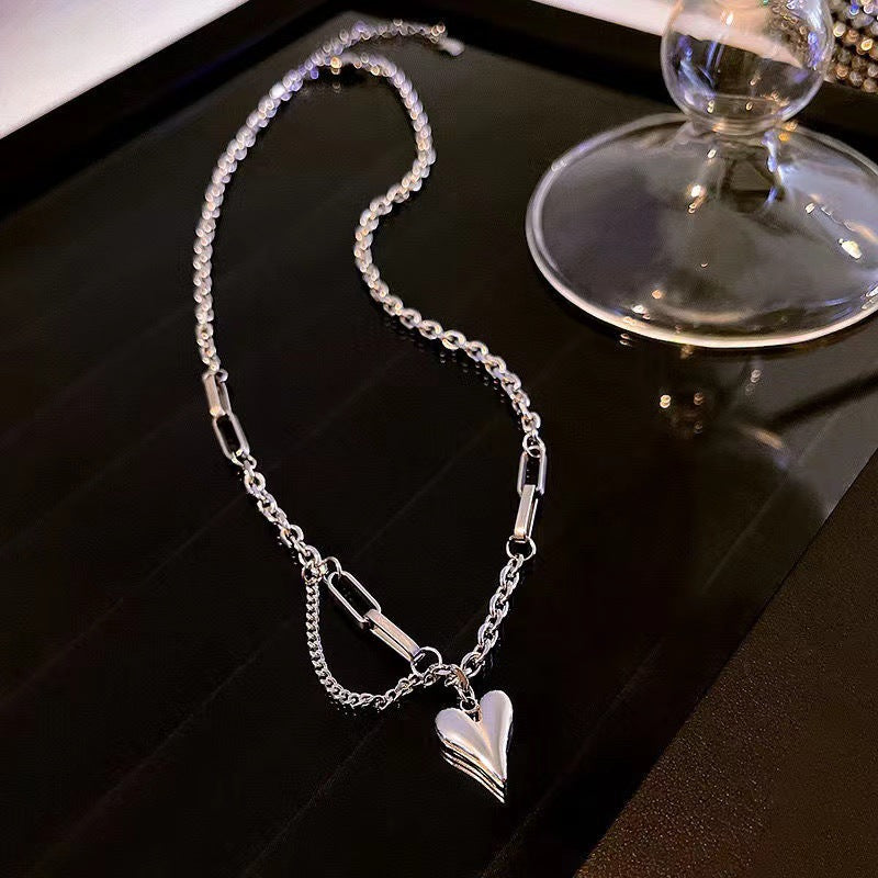 Collana Pendente Cuore Affilato Minimalista da Donna in Acciaio al Titanio con Finitura Placcata Sottovuoto
