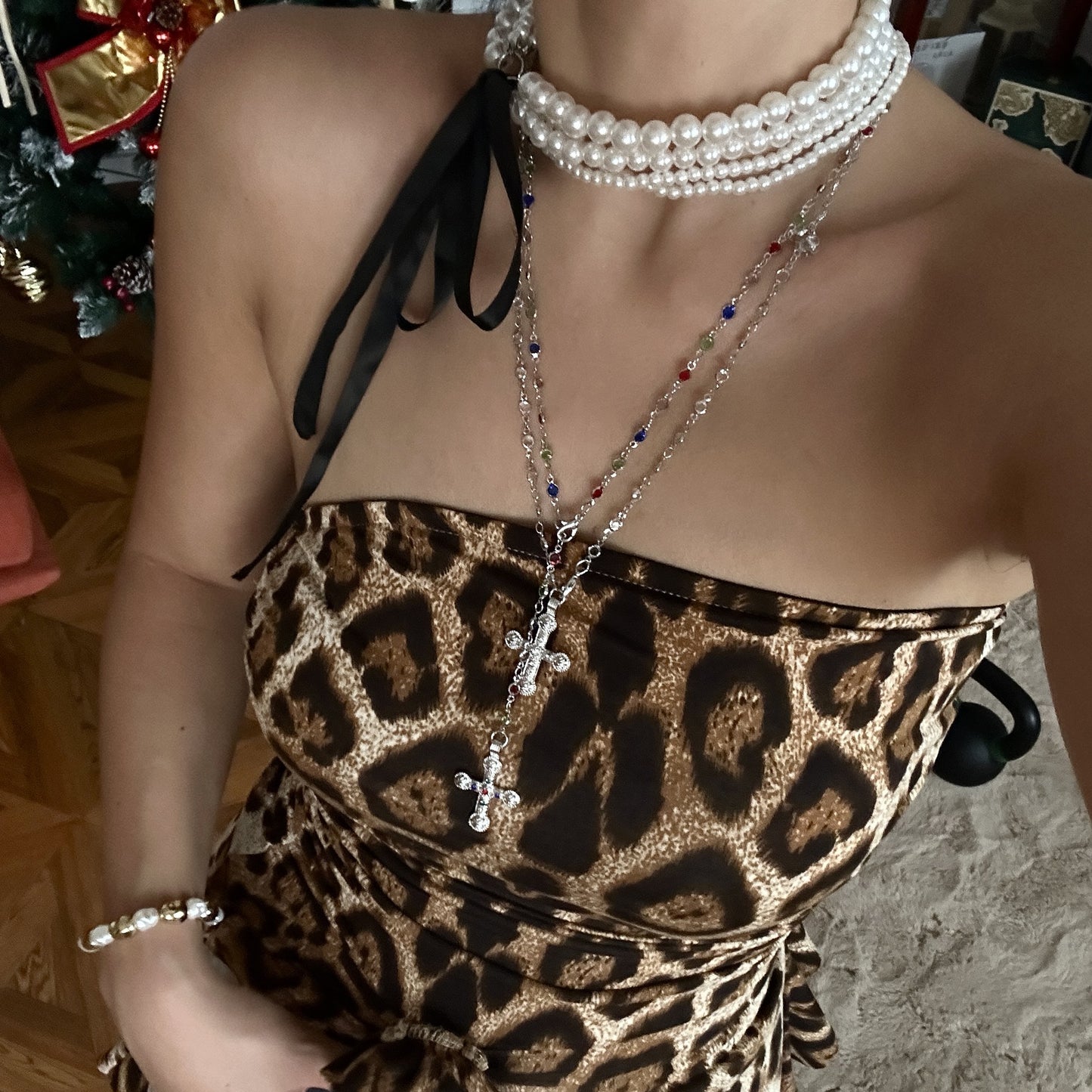 Elegante collana a sfera con pendente a perla intarsiato con strass a croce geometrica da donna