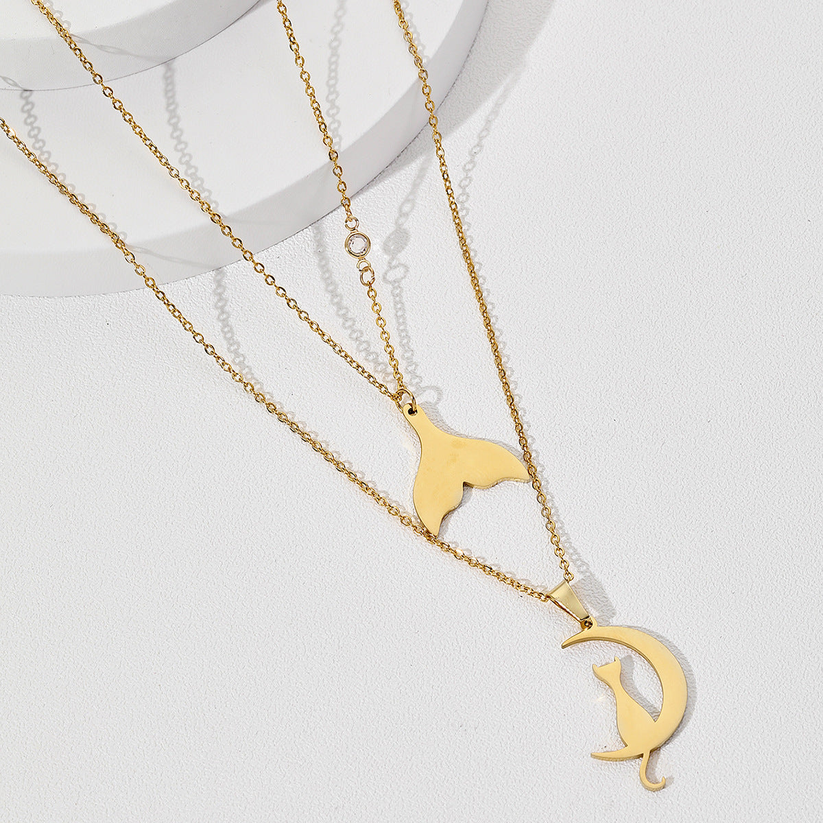 Collana con ciondolo a sirena gatto lunare geometrico in acciaio al titanio placcato oro su catena a O