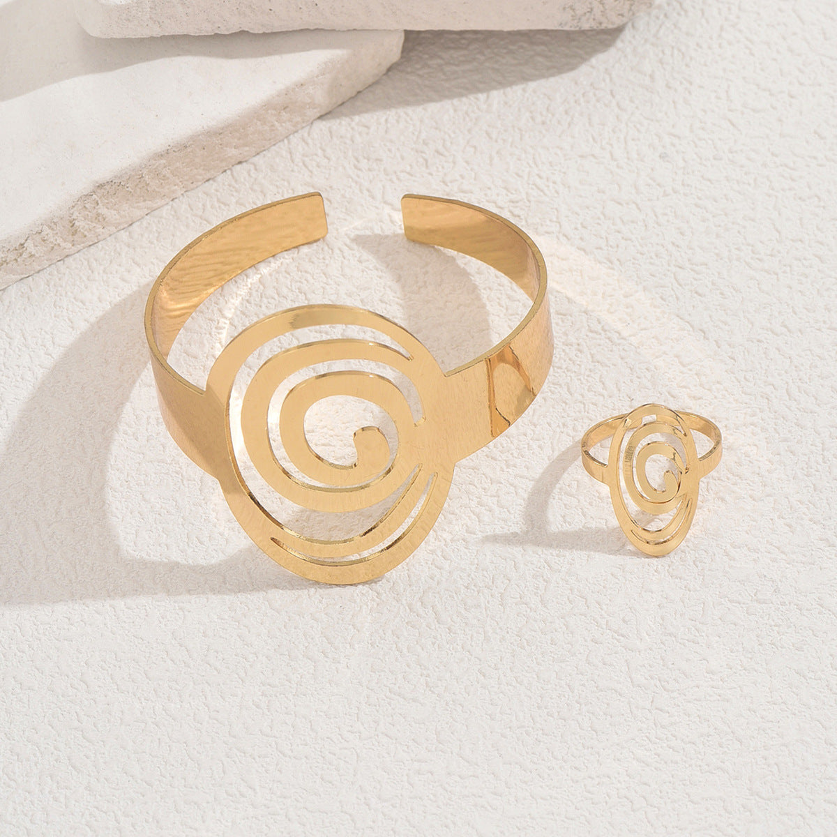 Conjunto de pulsera y anillo de aleación de zinc minimalista geométrico para mujer con diseño calado y banda abierta ajustable