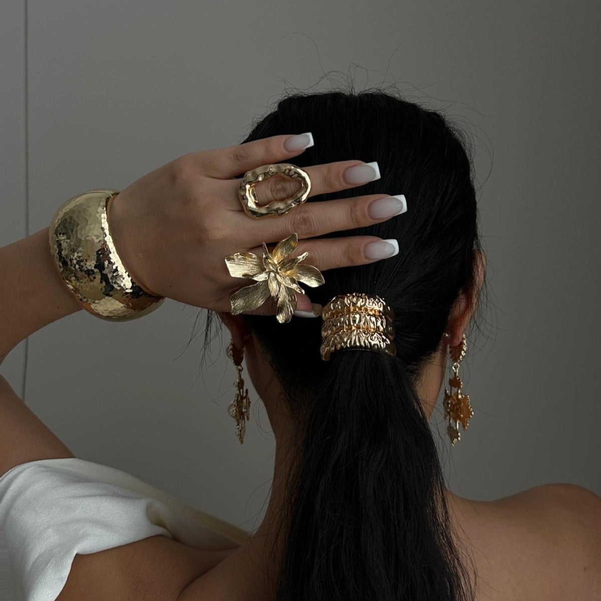 Fashion Minimalist Floral Plated Alloy Hammered Bracelet for Women