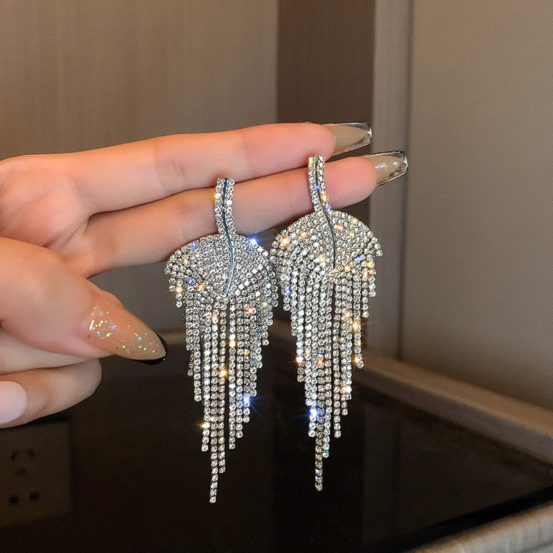Orecchini a perno di lusso con lega geometrica irregolare e intarsio di strass, placcati argento, alla moda e versatili da donna