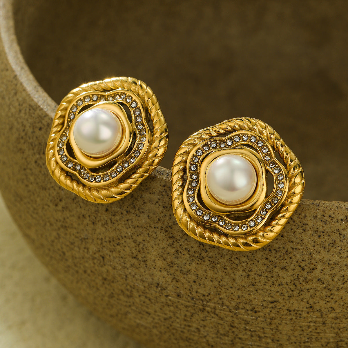 Pendientes de Acero de Titanio Estilo Palacio Francés Vintage con Perla y Diseño de Flor de Zirconia, Acabado Electrochapado para Mujer