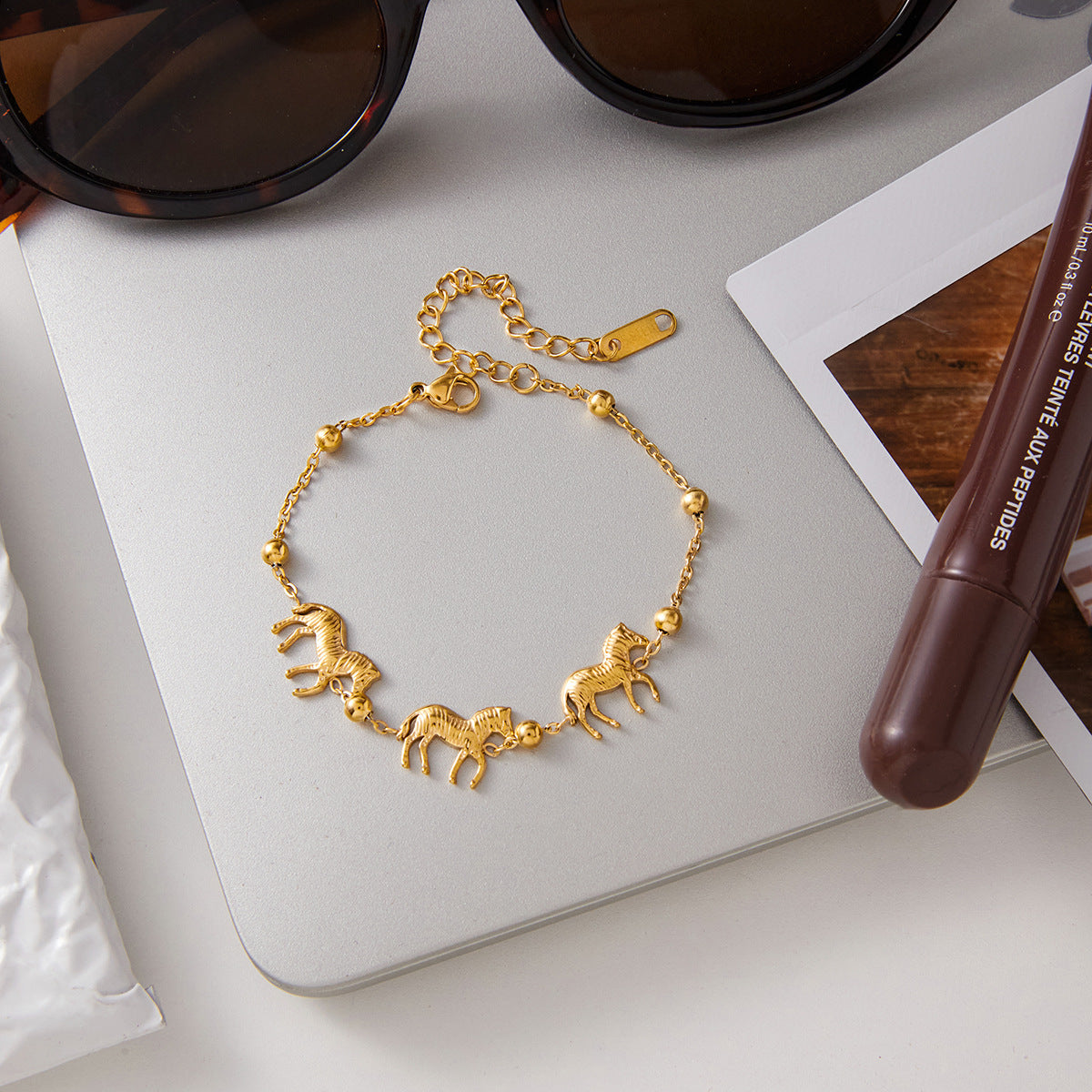 Pulsera Minimalista de Acero Inoxidable para Mujer con Baño de Oro de 18K y Diseño Geométrico de Caballo