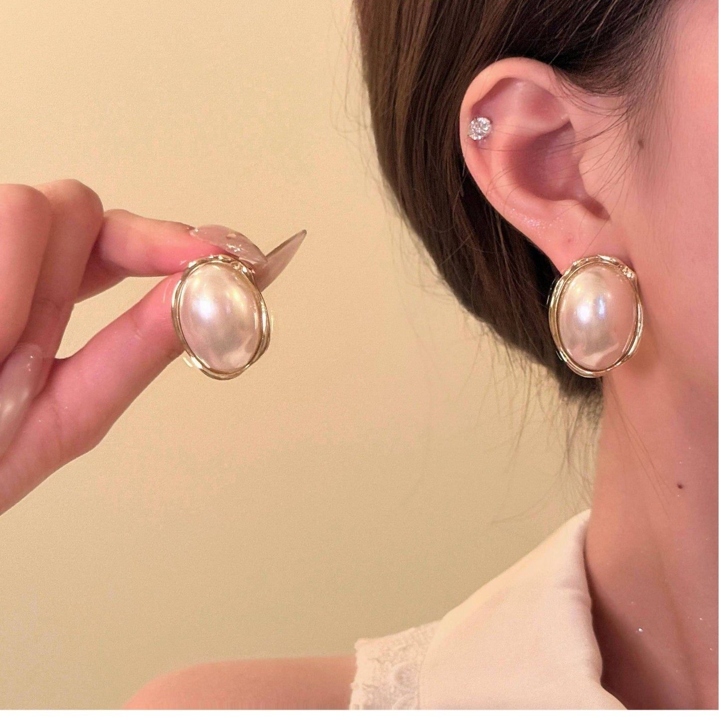 Elegante Parure Francese di Collana e Orecchini a Perno in Perle Imitazione Ovali Multistrato per Donna con Finitura Placcata e Design a Catena Clavicola