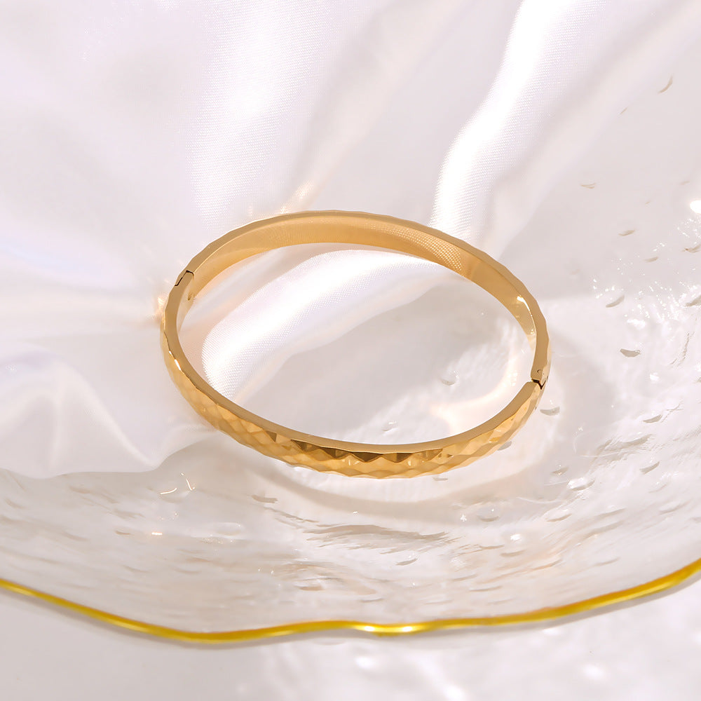 Bracciale geometrico in acciaio al titanio da donna con placcatura in oro 18 carati e finitura a trama ondulata