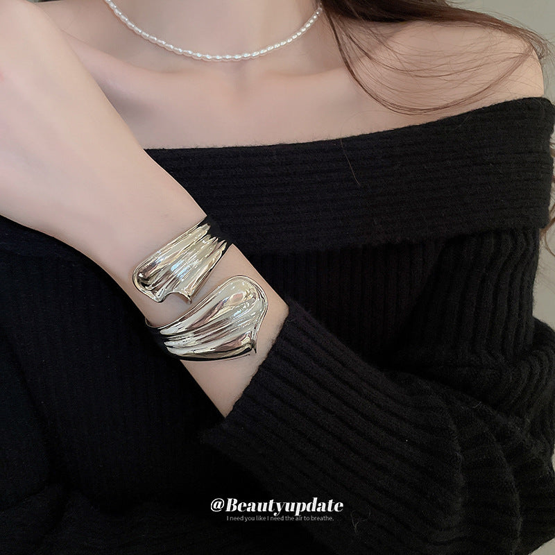 Bracciale rigido aperto arricciato irregolare in lega con finitura placcata da donna, polsino minimalista chic vintage