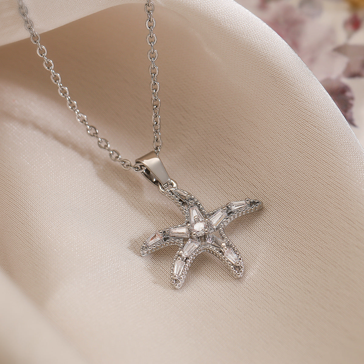 Minimalist Starfish Pendant Necklace for Women Made of Copper with 18K Gold Plating and Zircon Inlay
