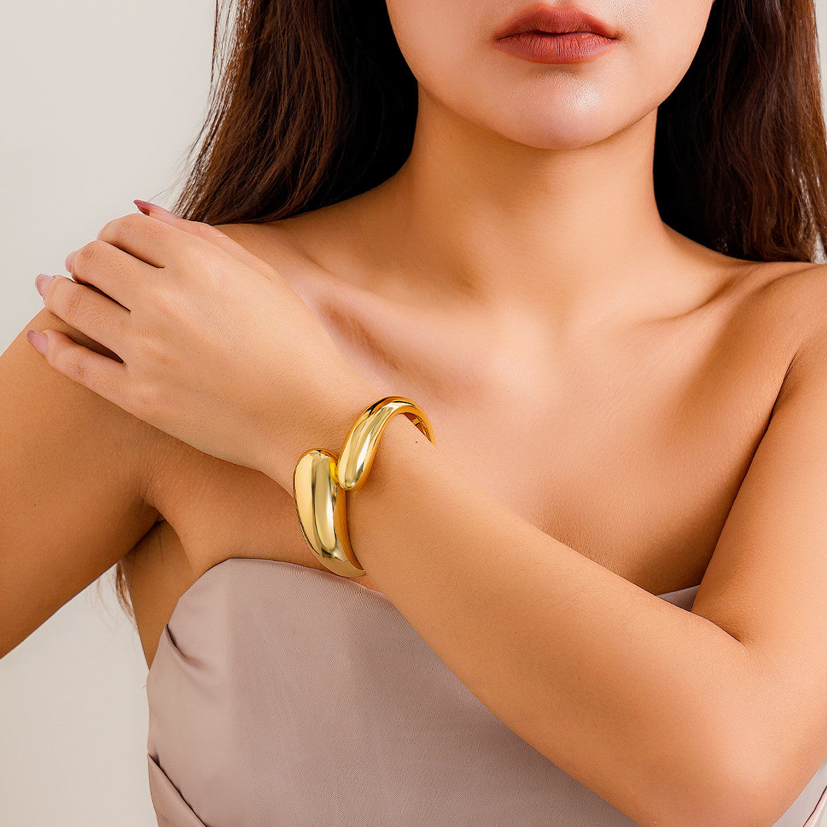 Bracciale a manetta in metallo lucidato a forma di goccia d'acqua oversize con finitura a specchio e design geometrico