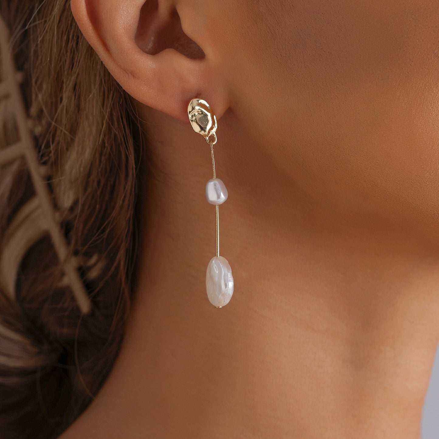 Pendientes de tuerca asimétricos geométricos vintage con perlas en aleación de zinc con acabado chapado para mujer