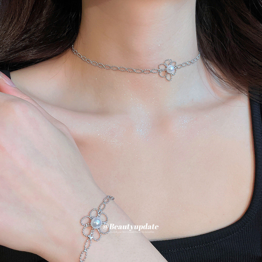 Set di collana e bracciale da donna con perle floreali a traforo minimaliste, pendente in lega e finitura placcata