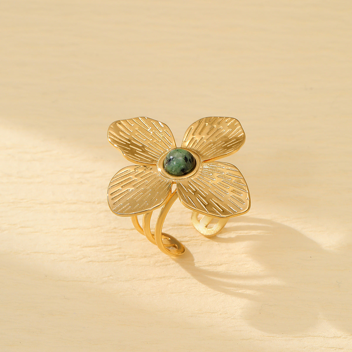 Elegante Anillo Floral de Acero de Titanio para Mujer con Acabado Chapado, Accesorio de Moda de Lujo Ligero