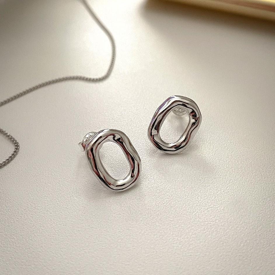 Orecchini a perno da donna asimmetrici a forma di cuore minimalisti in argento sterling 925 con superficie texturizzata