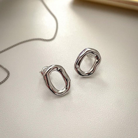 Orecchini a perno da donna asimmetrici a forma di cuore minimalisti in argento sterling 925 con superficie texturizzata