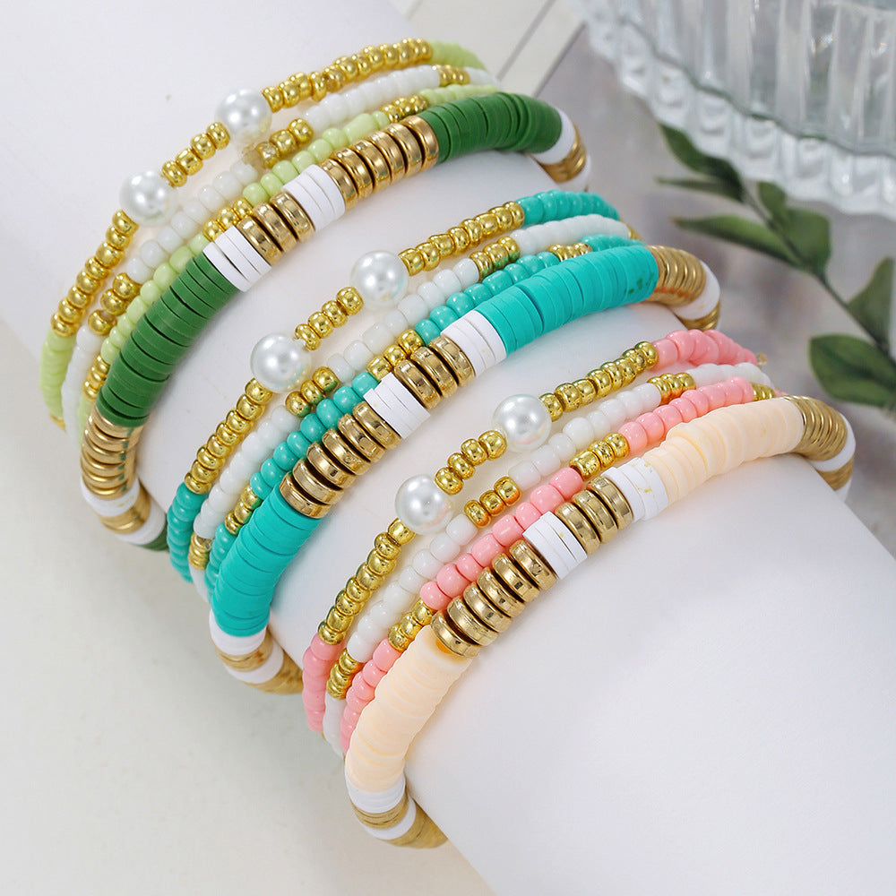 Set di bracciali impilabili bohémien con perle in argilla polimerica, forme geometriche e accenti di perle colorate da donna