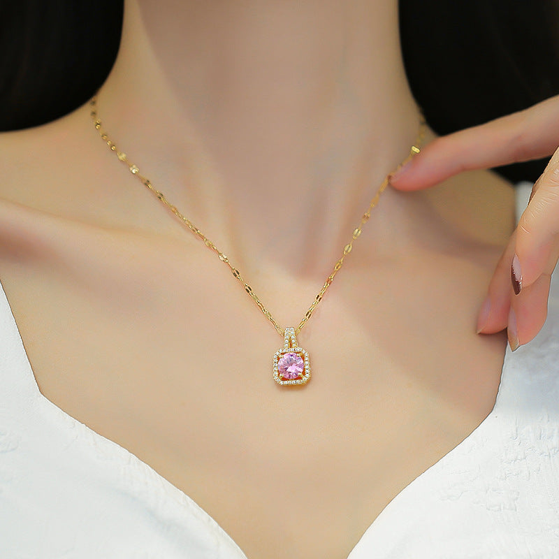 Collana da Donna Coreana con Ciondolo Geometrico Quadrato in Acciaio al Titanio, Intarsiato con Strass e Catena Regolabile