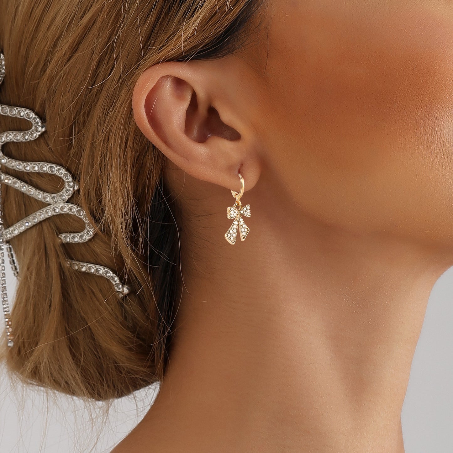 Pendientes minimalistas en forma de lazo con micro diamantes de imitación engastados en metal chapado para mujer