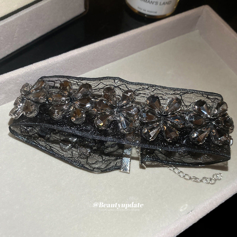 Collana a Pendente a Goccia con Fiori Romantici Scuri da Donna con Intarsio di Strass su Fascia in Chiffon, Catena a Clavicola Minimalista in Lega