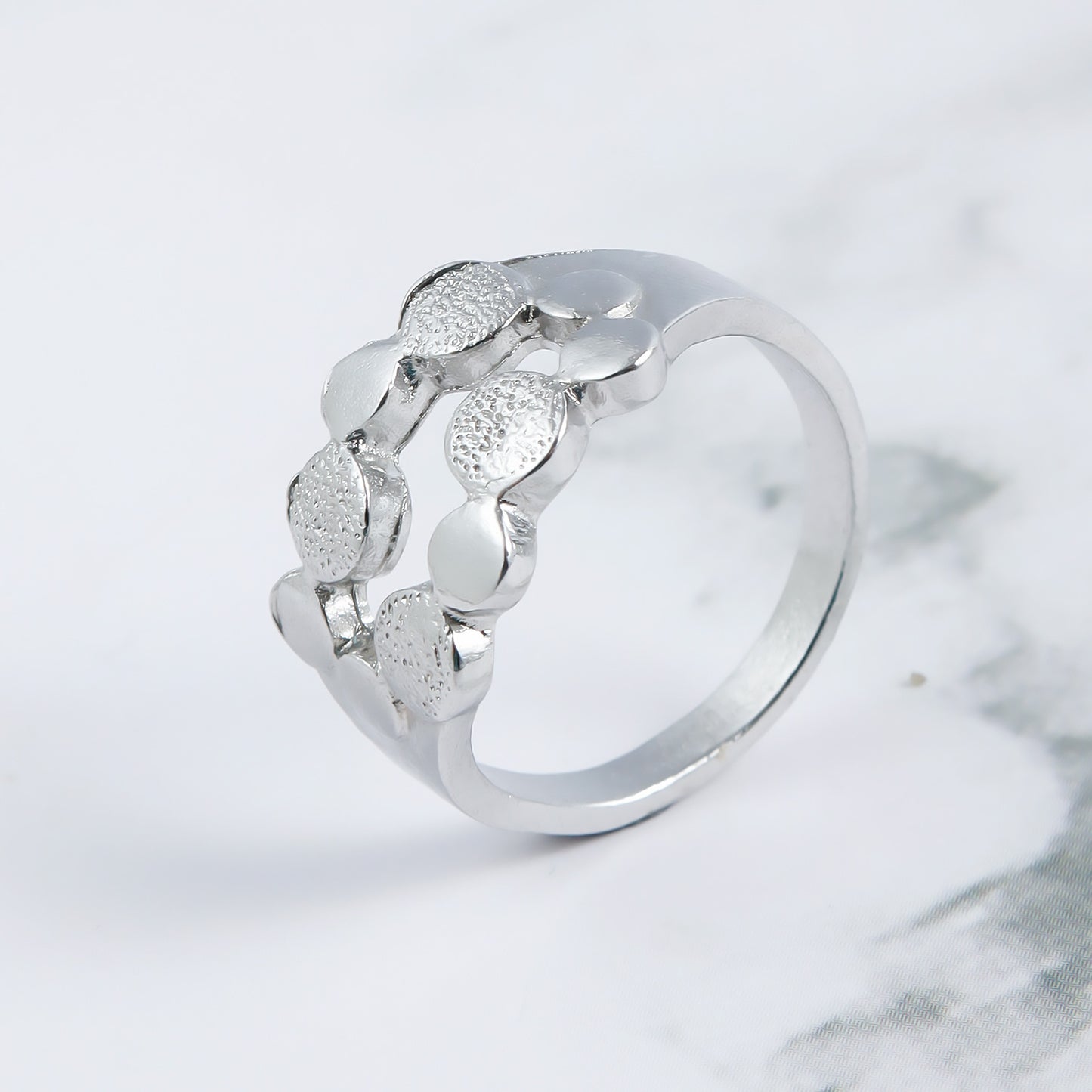 Anillo minimalista de metal chapado con textura de escamas redondas geométricas para mujer