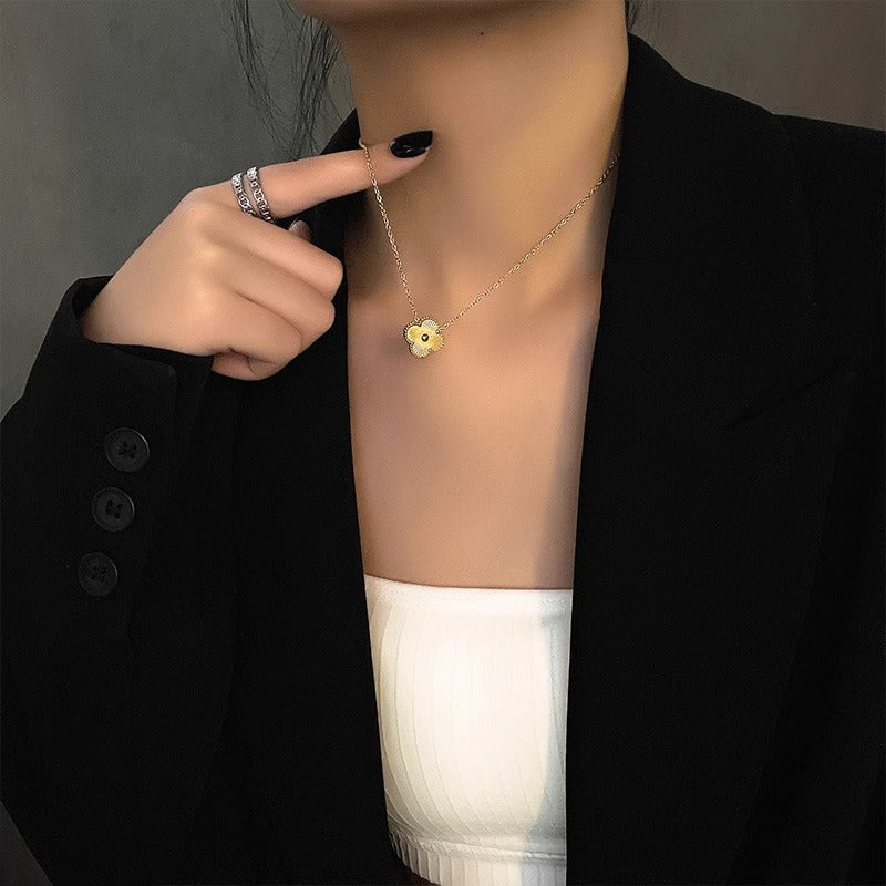 Collana con ciondolo minimalista a quadrifoglio in acciaio al titanio con placcatura in oro 18 carati e catena a serpente per donna e uomo